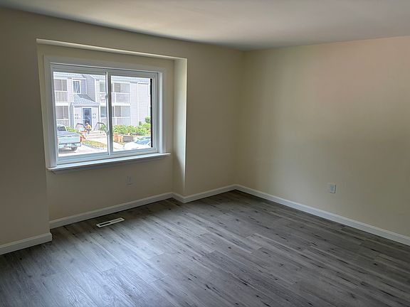 4th image of 1 Black Oak Dr #C