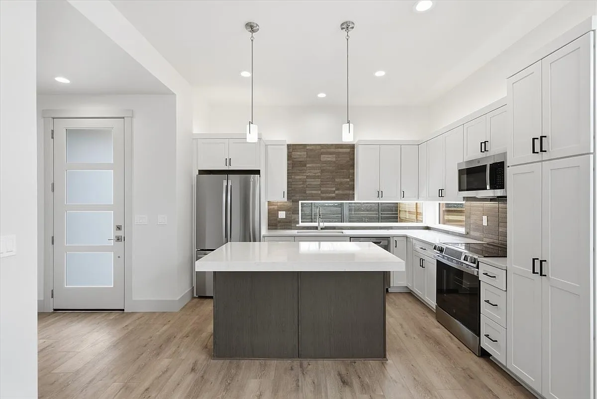 2 bed, 2.5 bath, 1120 sqft, $2,300 — Photo 2