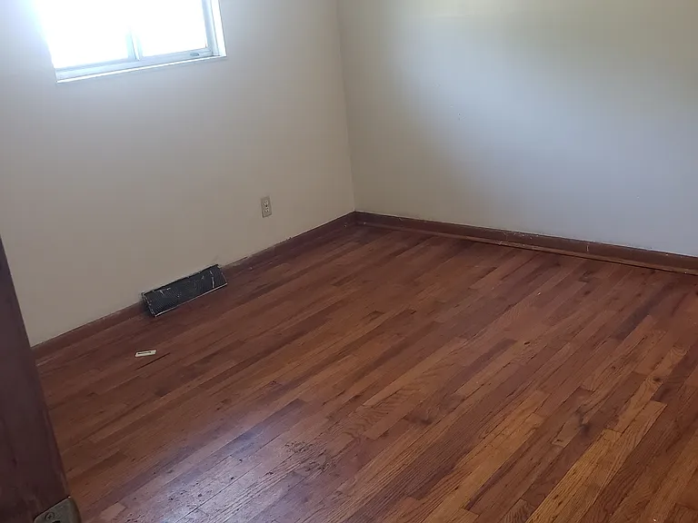 1523 Elaine Rd — Photo 4