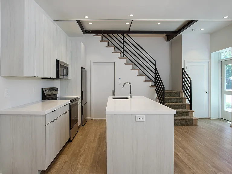 784 Farmington Ave — Photo 5
