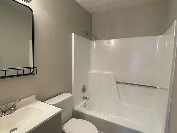 4th image of 444 Lexington Dr