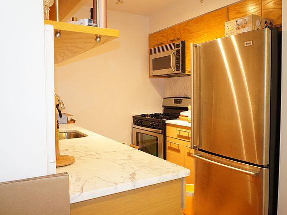 5th image of 100 W 39th St APT 42J
