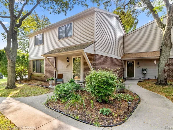 26692 Farmbrook Villa Dr, Southfield, MI 48034