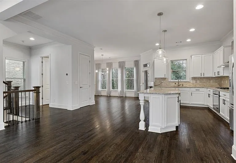 926 Canterbury Ln NE — Photo 7
