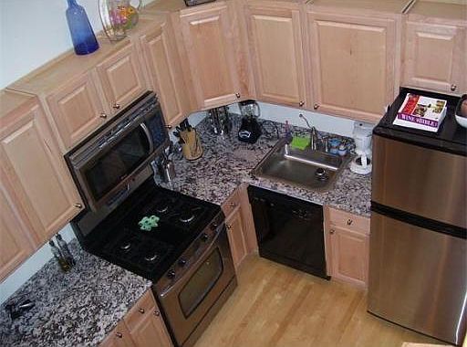 4th image of 513-515 E 6th St #1A