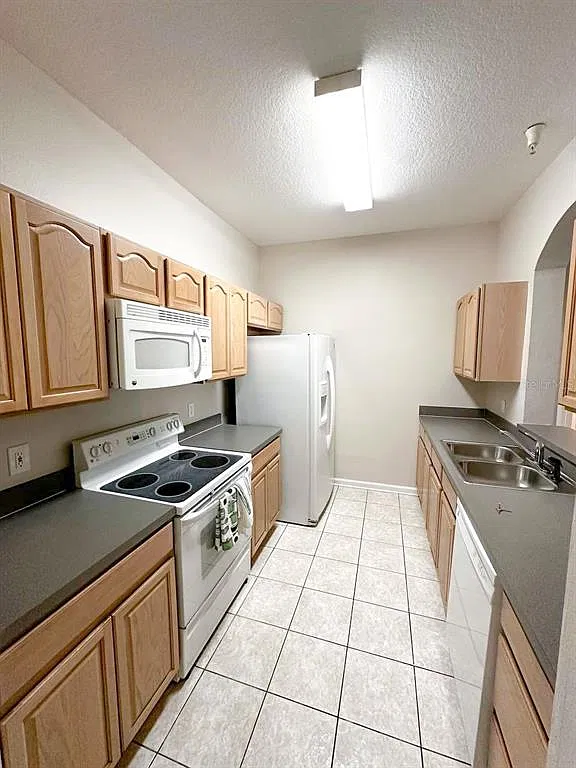 2 bed, 2.0 bath, 1050 sqft, $1,690 — Photo 4