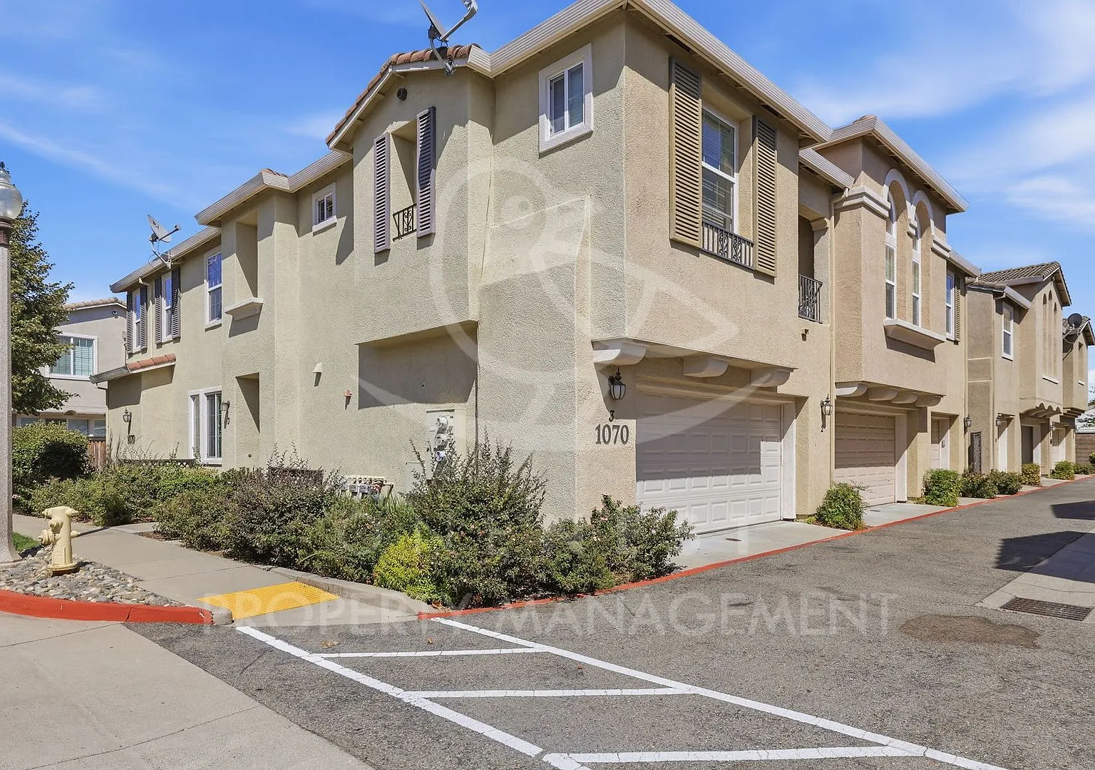 Welcome to 1070 Sierra View Circle #3 a charming 3-bedroom, 2.5-bathroom townhome in Lincoln Cros... — Photo 2