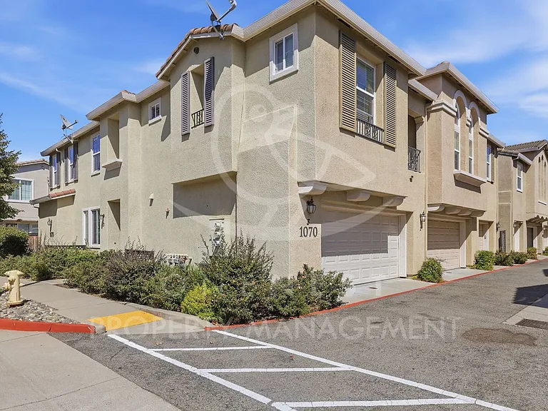 1070 Sierra View Cir #3 — Photo 2