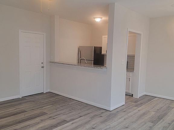 2nd image of 4313 Harrisburg Blvd #3