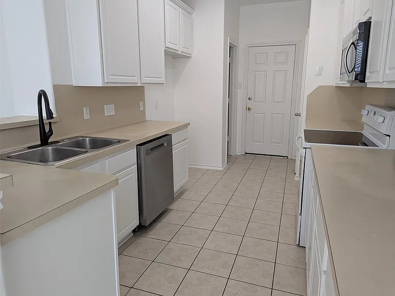 16515 Beckland Ln — Photo 4