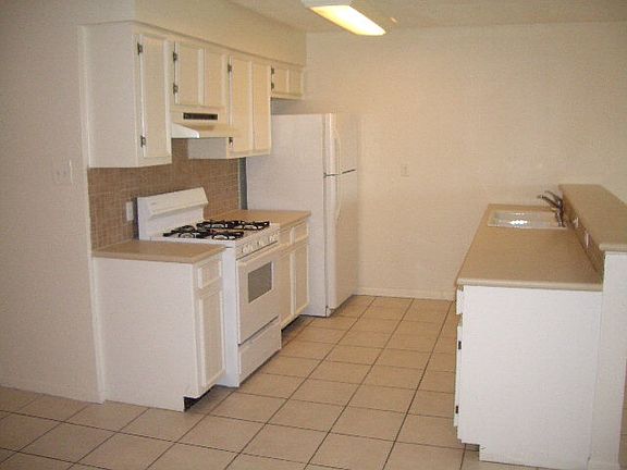 4th image of 7008 N Holiday Dr