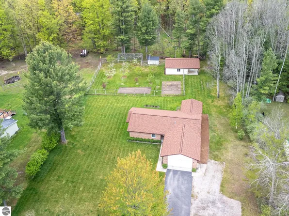 5121 Bunker Hill Rd, Williamsburg, MI 49690