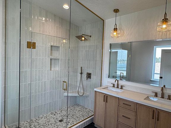 5th image of 814 SE Crescent Pl