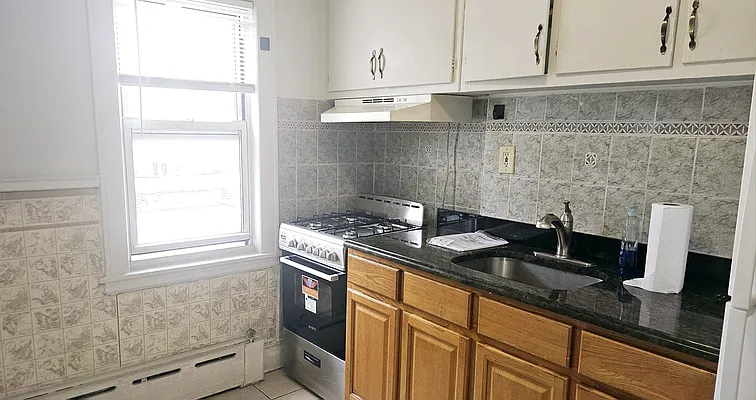 Rented by Halvatzis Realty | media 14