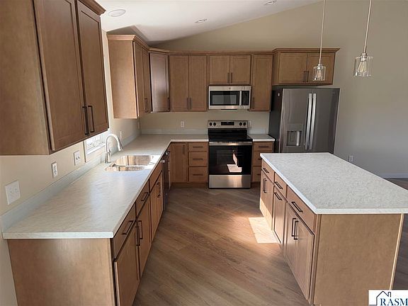 4th image of 14 Village Ln