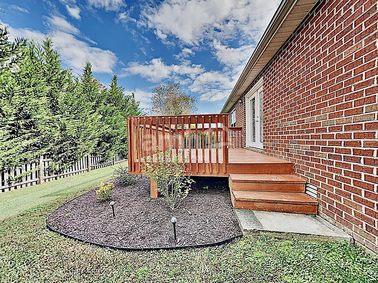 1423 Newbury Ln — Photo 16