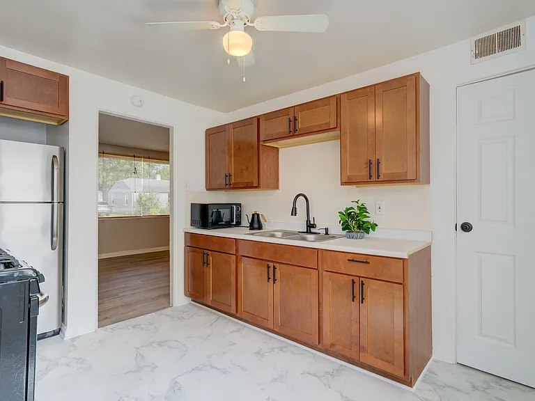 2411 Harris St — Photo 11