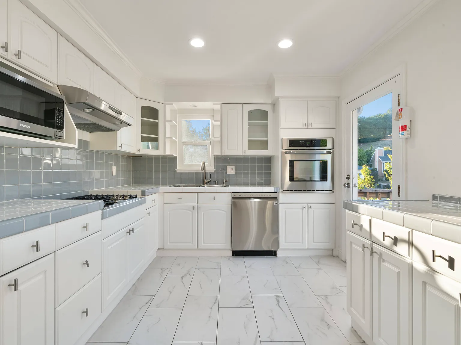 4 bed, 2.5 bath, 2016 sqft, $4,900 — Photo 4