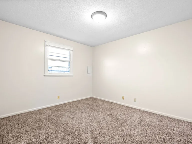 Madison Street-1221 — Photo 12