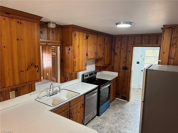 4th image of 12 Hawthorne Ln