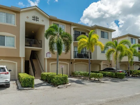 800 Crestwood Ct S, Royal Palm Beach, FL