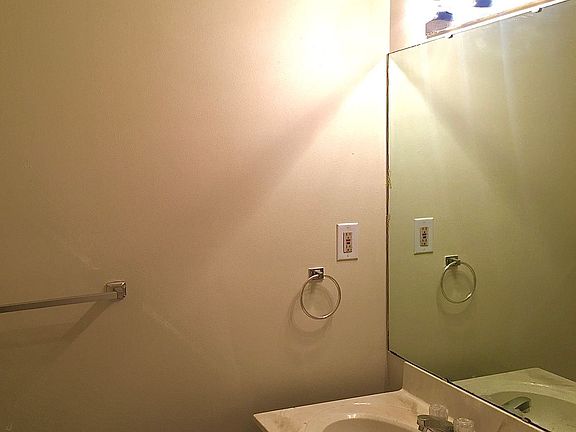 5th image of 334 E Oak St APT 4