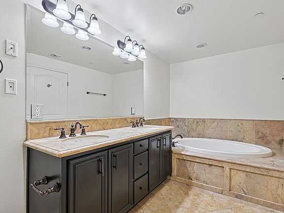 5th image of 6203 Variel Ave Unit 102
