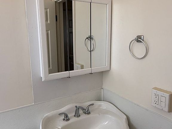 4th image of 4495 Clairemont Dr #16