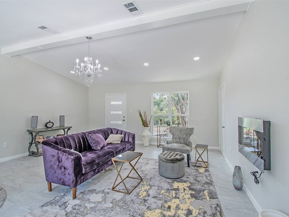 1st image of 615 Hilltop Cir