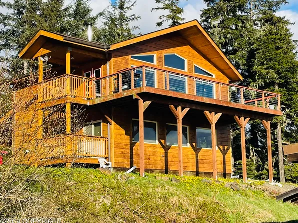 230 Hemlock St, Hoonah, AK 99829