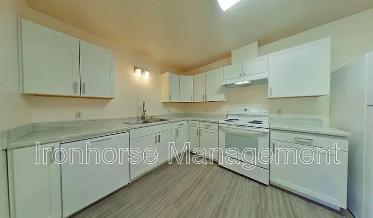 811 W Villard St #56 — Photo 5
