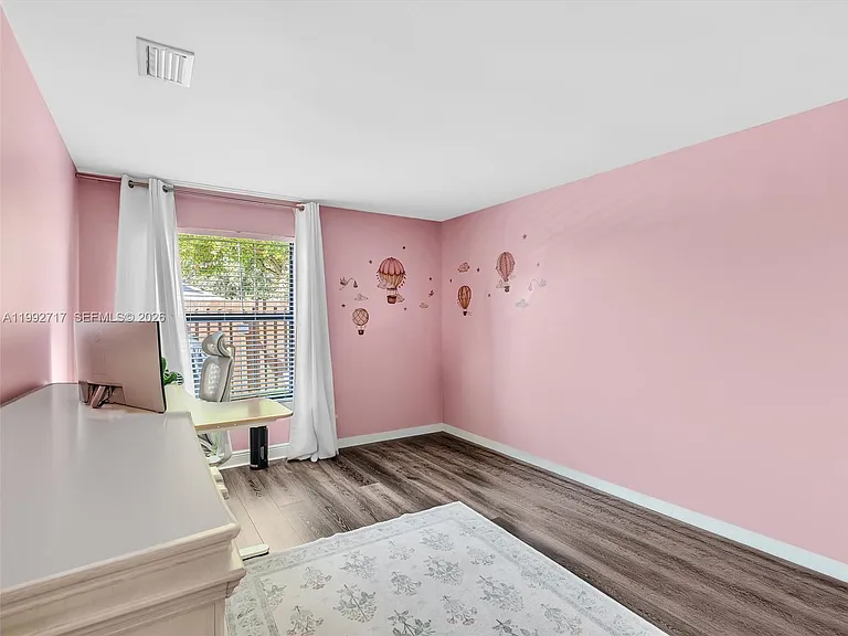 2083 Augusta — Photo 28