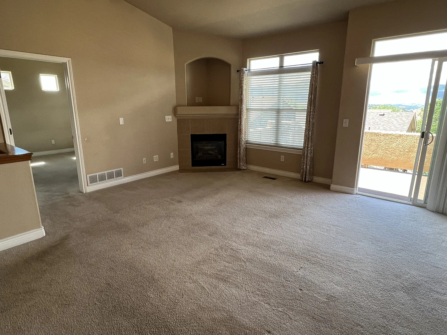 3 bed, 2660 sqft, $2,400 — Photo 3