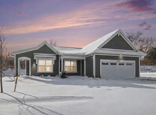 4712 Knapp Bluff Dr NE, Grand Rapids, MI 49525