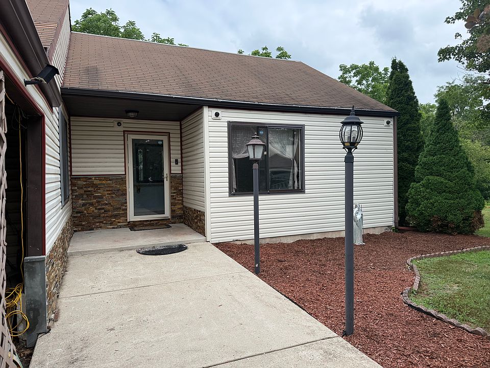 1st image of 418 Bridge St