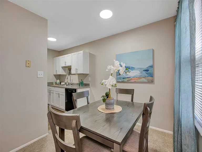 Ridgewood Club Apartments — Photo 9