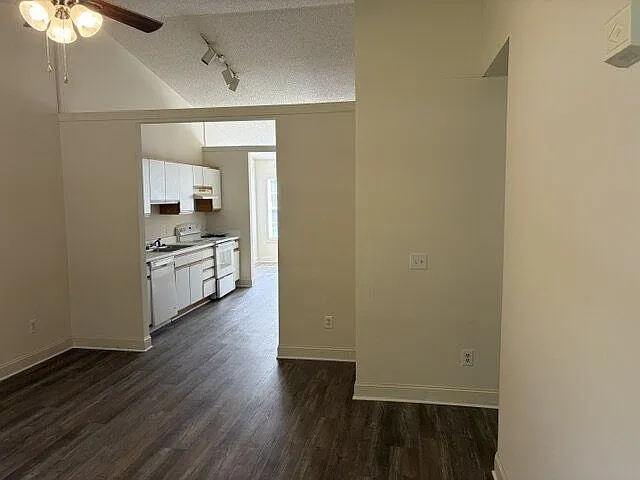 3 bed, 2.0 bath, 1200 sqft, $1,400 — Photo 2