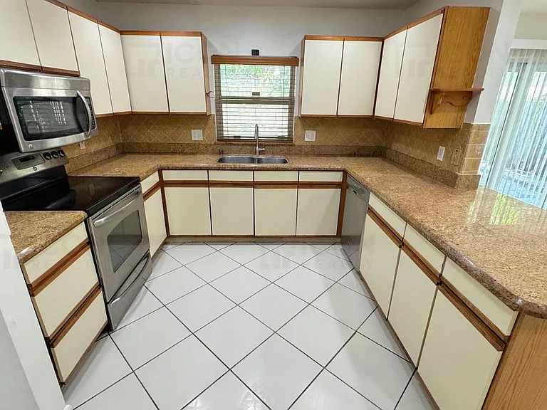 61 SW 34th Ave — Photo 2