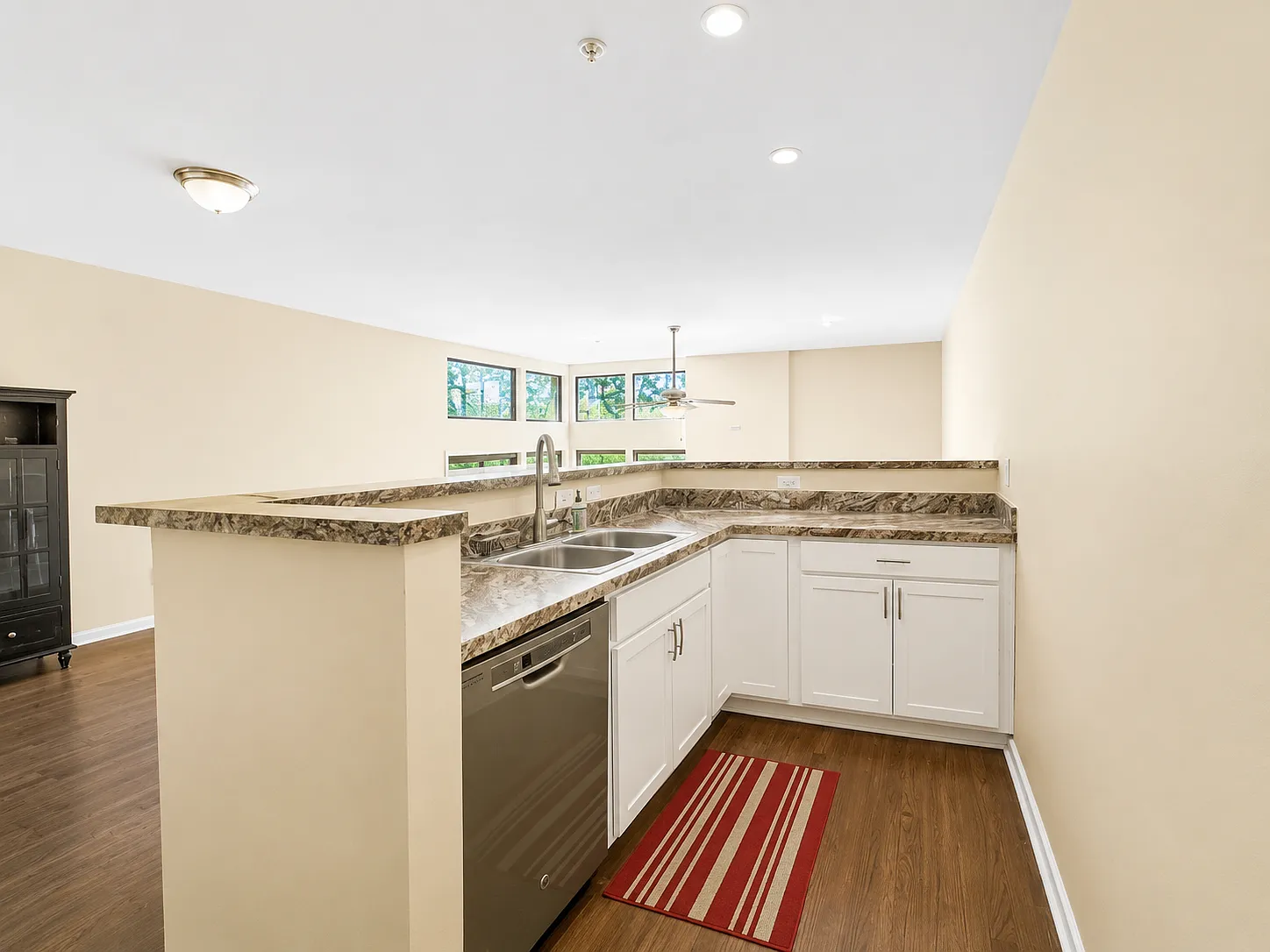 2 bed, 900 sqft, $1,700 — Photo 4