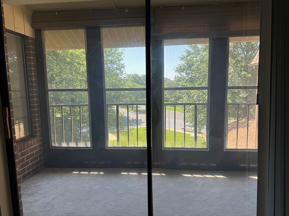 Sunroom, floor to ceiling windows. A cozy carpeted space adds confort and warmth, making it an ideal retreat year round.