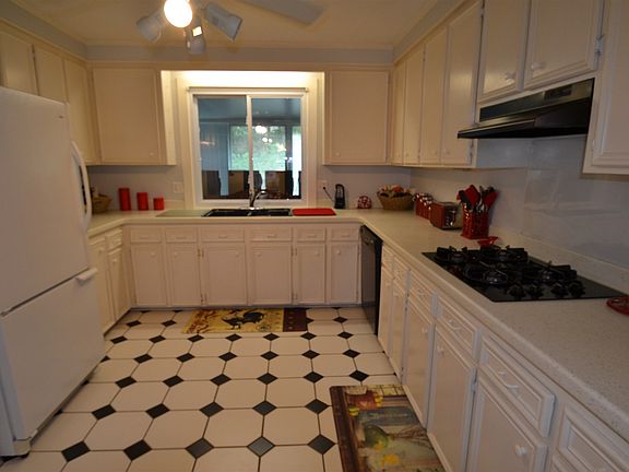 4th image of 136 Park Shore Dr E