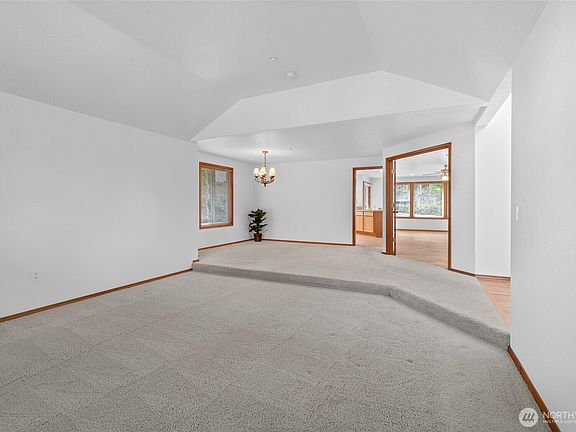 4th image of 3117 Bonanza Drive NE