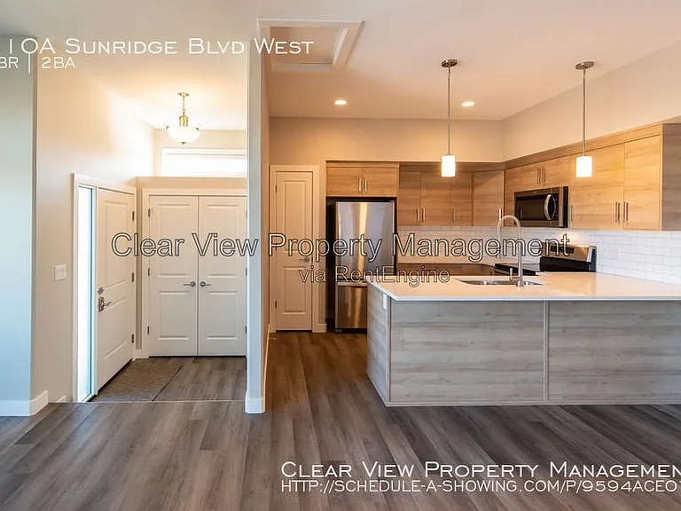 98 Sunridge Blvd W #UPPER LEVEL — Photo 3