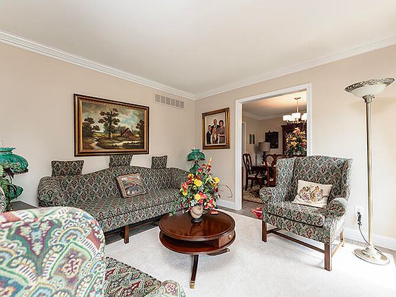 3rd image of 319 Clearbrook Dr