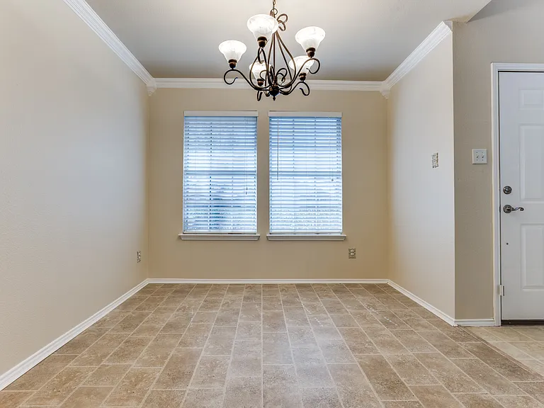 404 Oxford Dr — Photo 4
