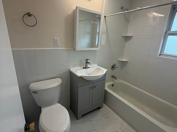 4th image of 325 Grantwood Blvd APT 6B