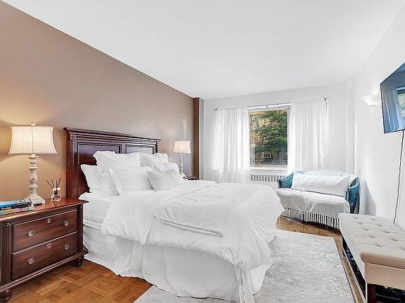 3rd image of 415 E 52nd St APT 1FC