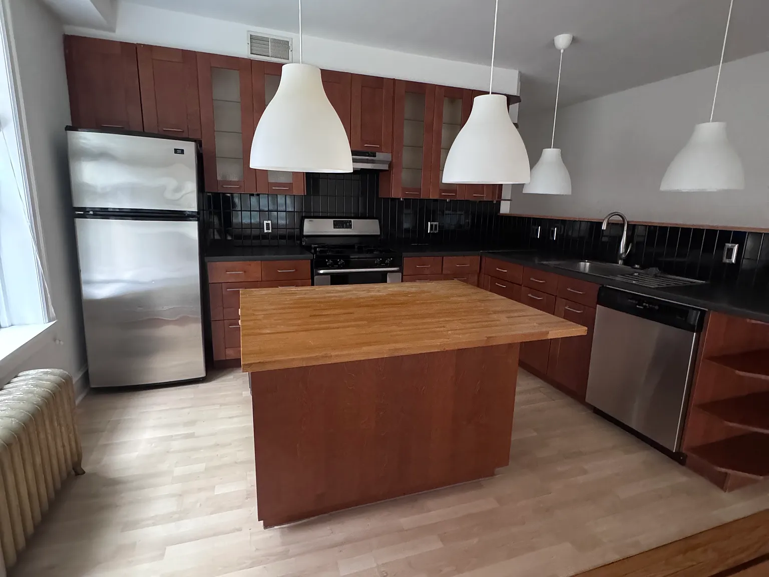2 bed, 1000 sqft, $2,300 — Photo 3