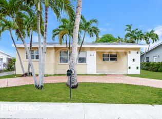 305 SW 9th Ter, Hallandale, FL 33009