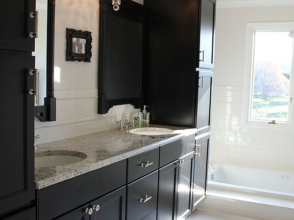 Large master bath with jetted tub
